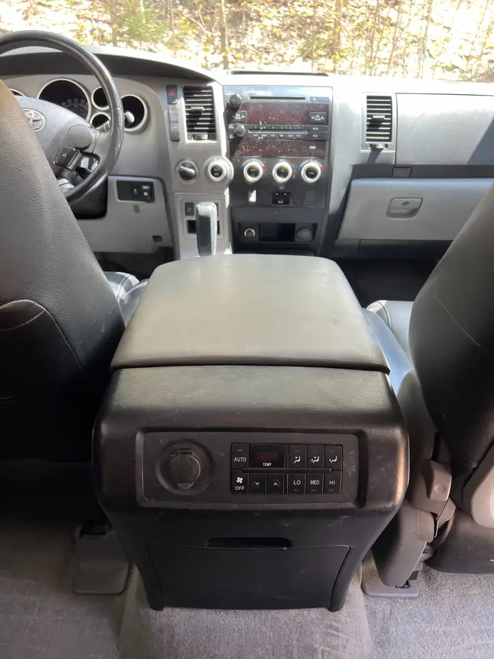 Toyota Sequoia снимка Toyota Sequoia