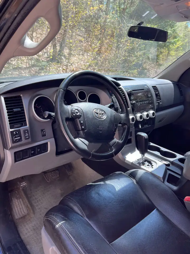 Toyota Sequoia снимка Toyota Sequoia