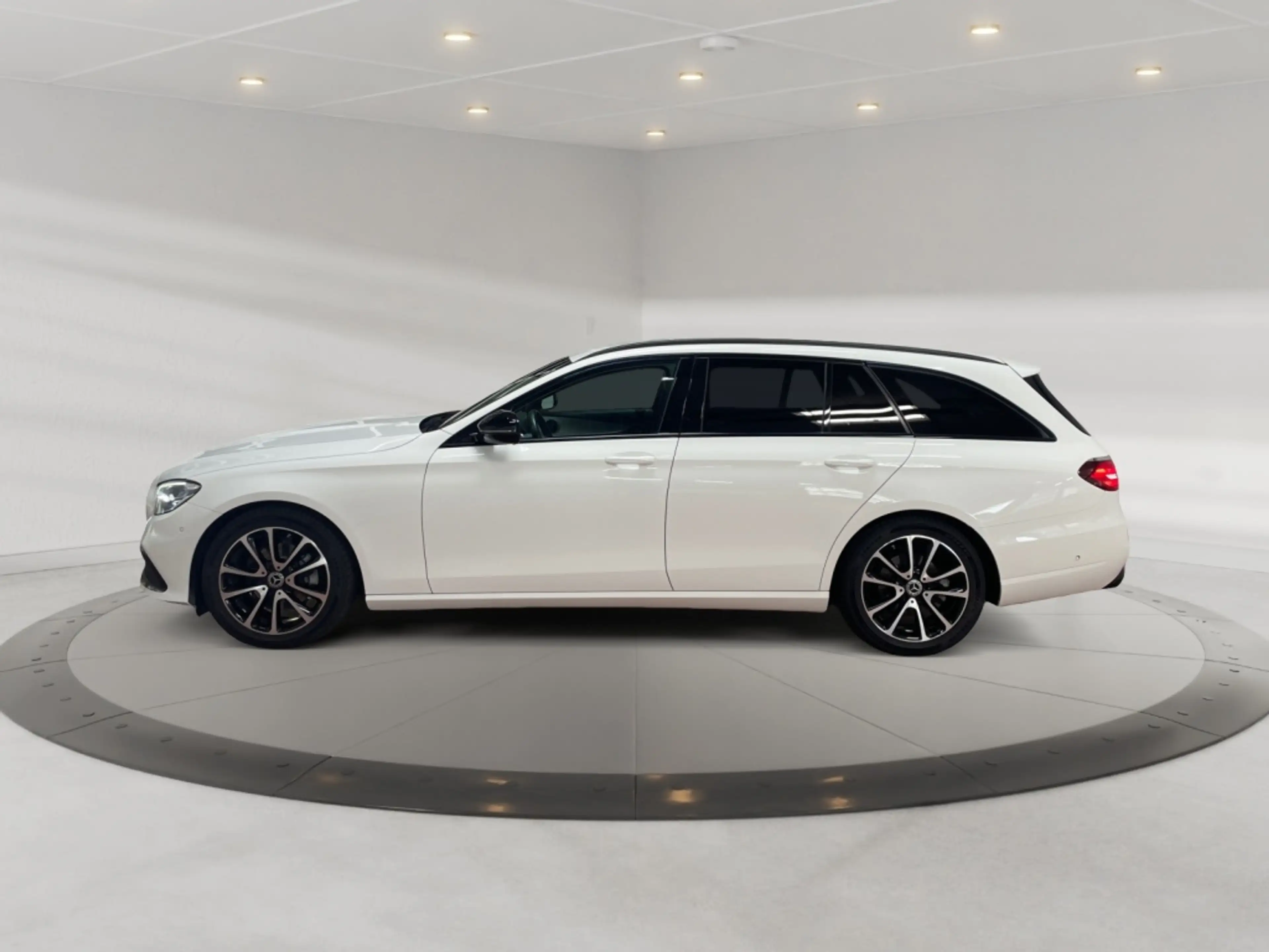 Mercedes-Benz E 200 d T Avantgarde Avantgarde+MBUX+Night+Wide — photo 4