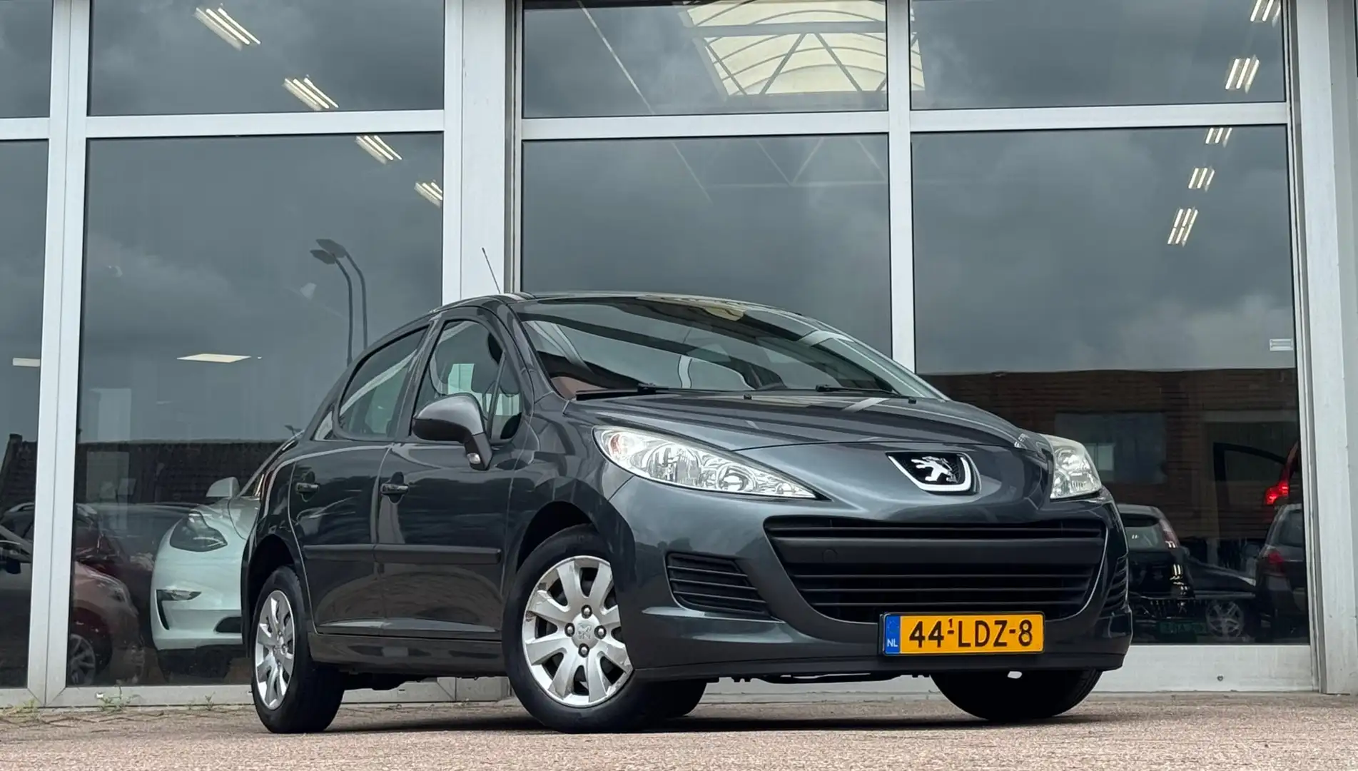 Peugeot 207 1.4 VTi X-line Airco Cruise Control APK 04-2026 Grijs - 2