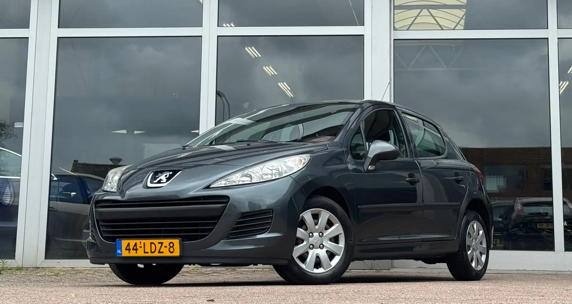 Peugeot 207 1.4 VTi X-line Airco Cruise Control APK 04-2026 Grijs - 1
