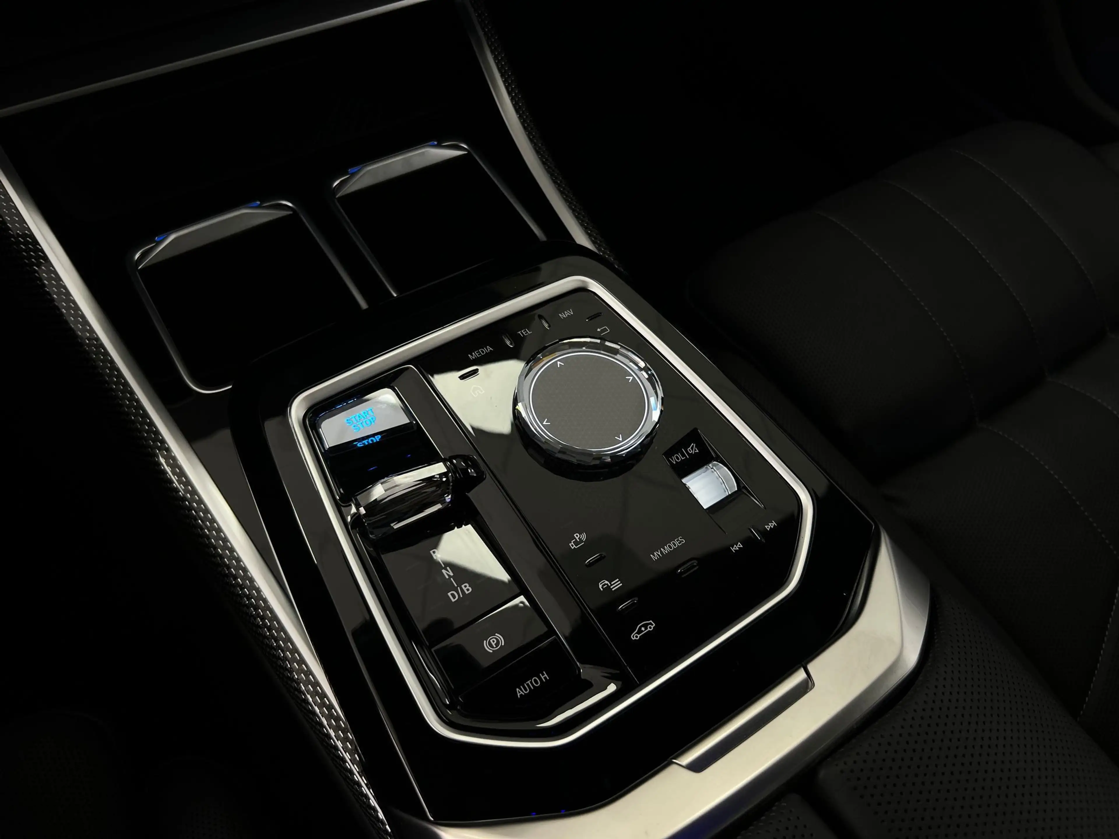 BMW i7 M70 xD*M-Perf*PANO-SKY*KRISTALL*A-TÜREN*B&W* — photo 14