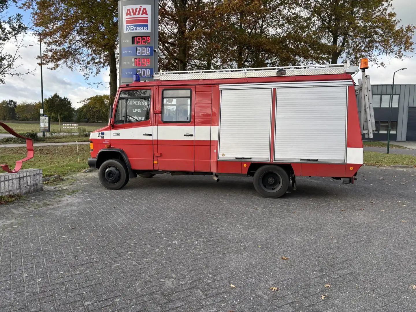 Mercedes-Benz 811 D Brandweerwagen Dubbel Cabine,  Perfecte staa Червоний - 1
