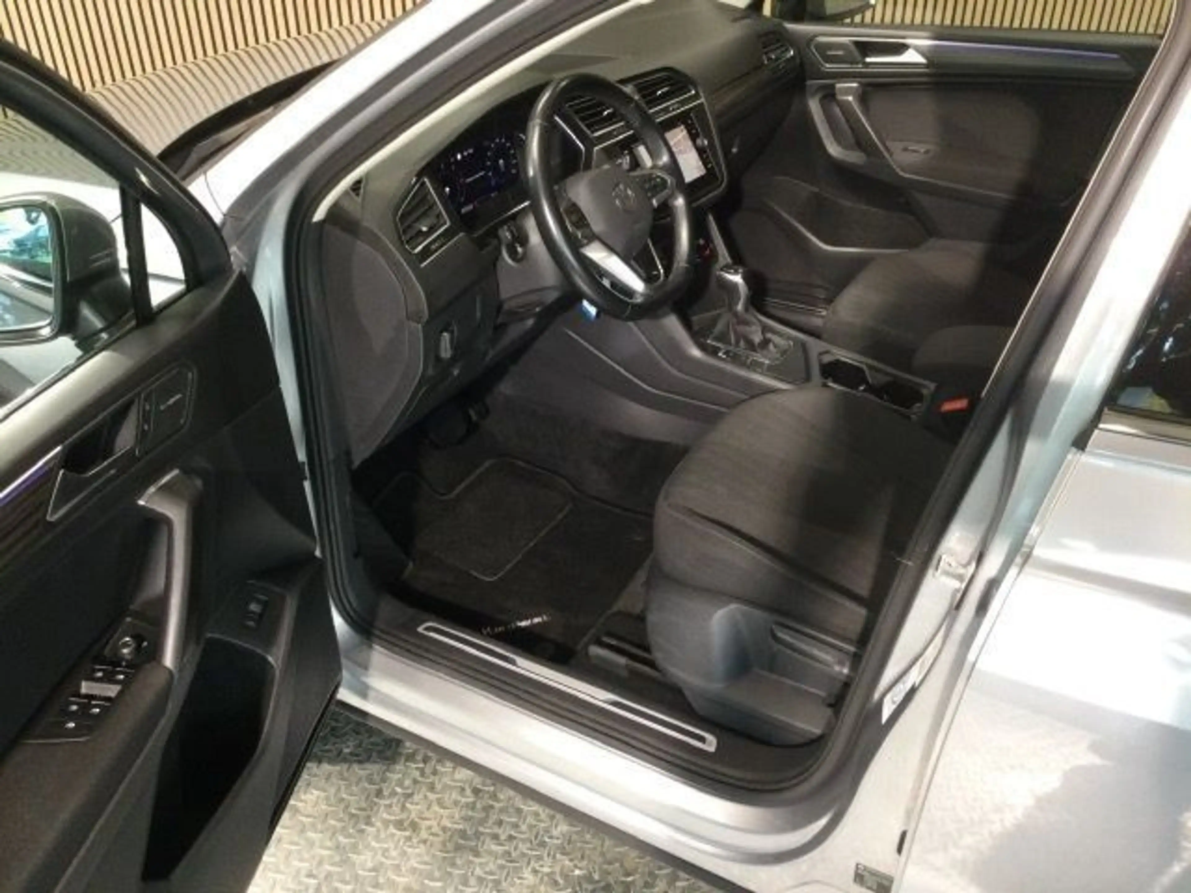 Volkswagen Tiguan Allspace 2.0 TDI DSG Life AHK 7. Sitzer N — photo 3