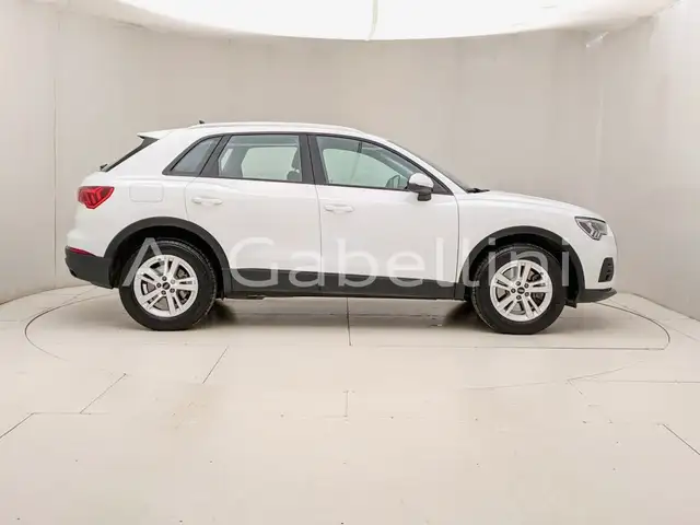 Audi Q3 view 3