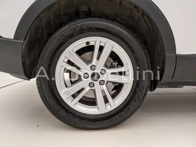 Audi Q3 view 9