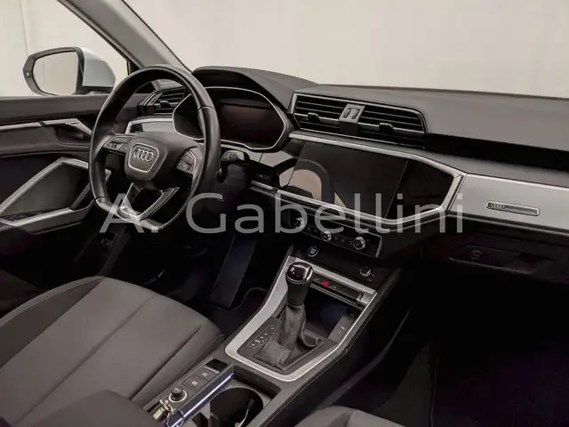 Audi Q3 view 6
