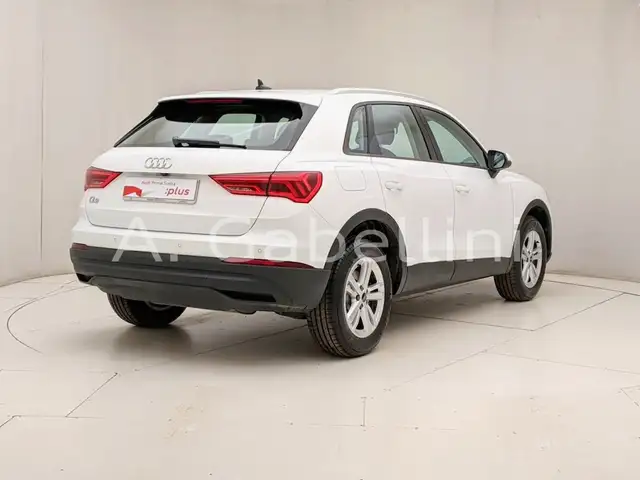Audi Q3 view 4