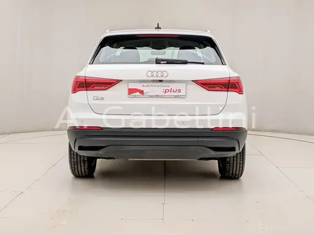 Audi Q3 view 5