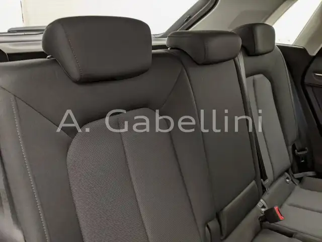 Audi Q3 view 8