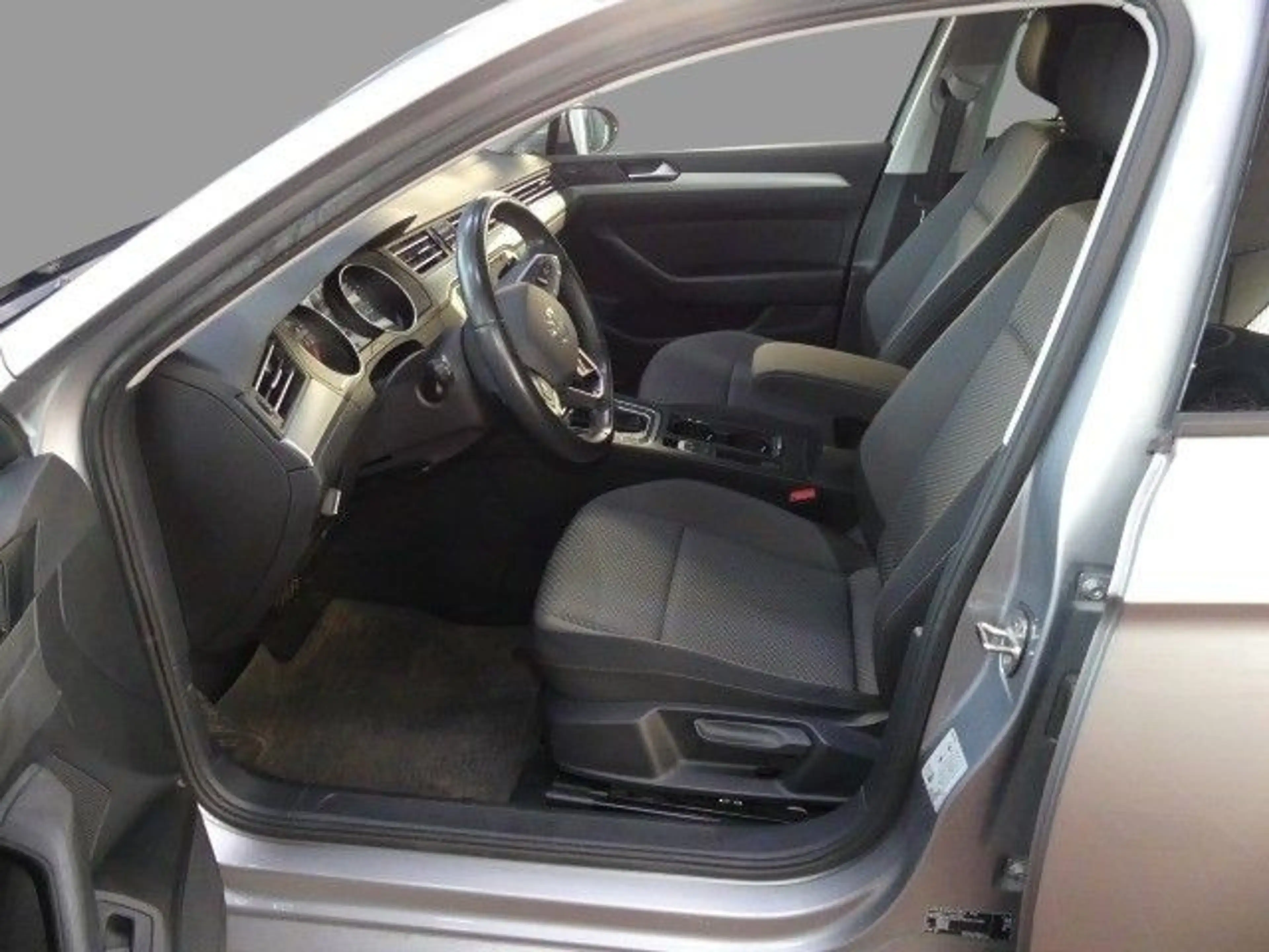 Volkswagen Passat Variant 1.5 TSI Navi Standhzg AHK LED Nav — photo 5