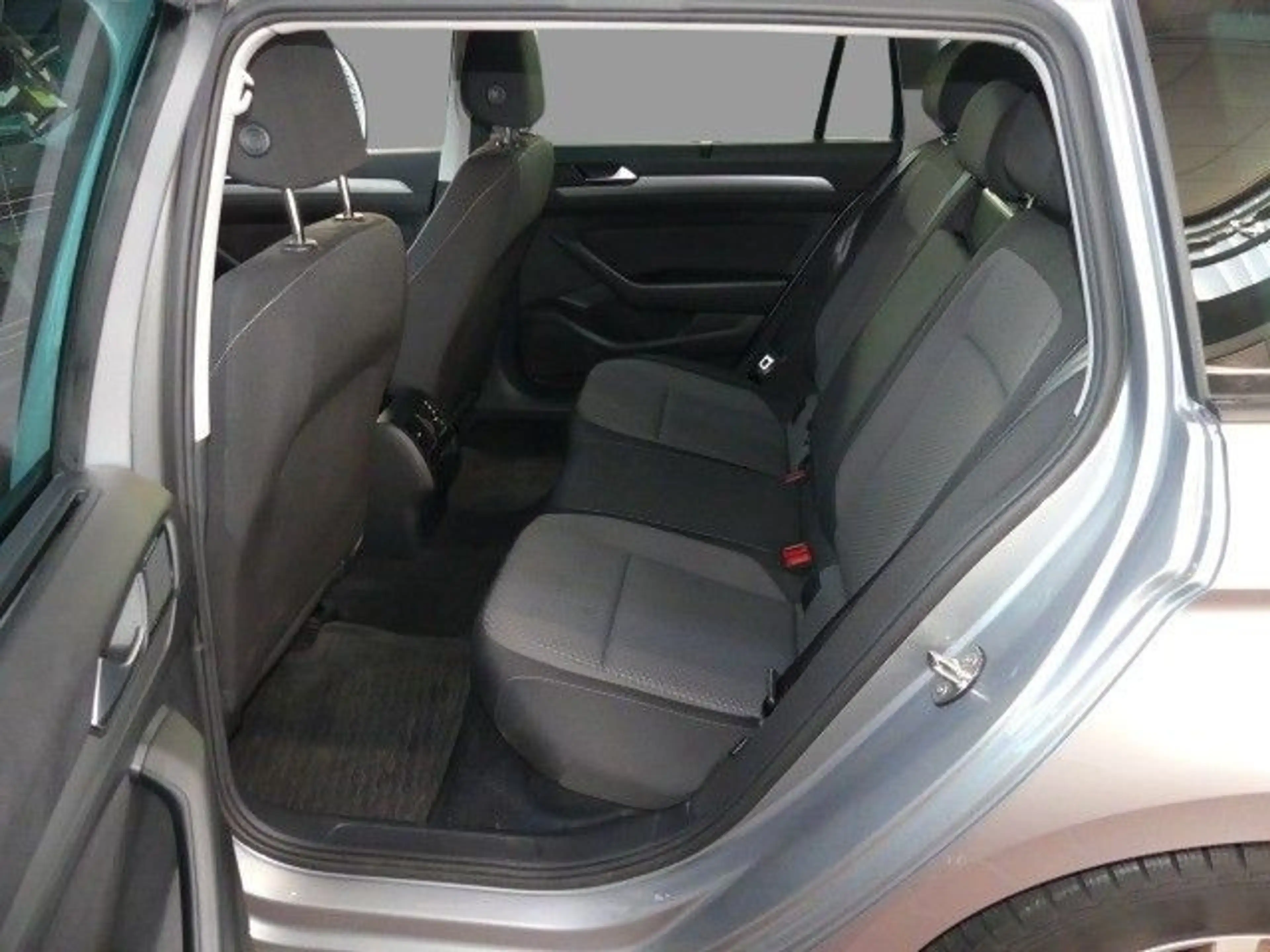 Volkswagen Passat Variant 1.5 TSI Navi Standhzg AHK LED Nav — photo 7