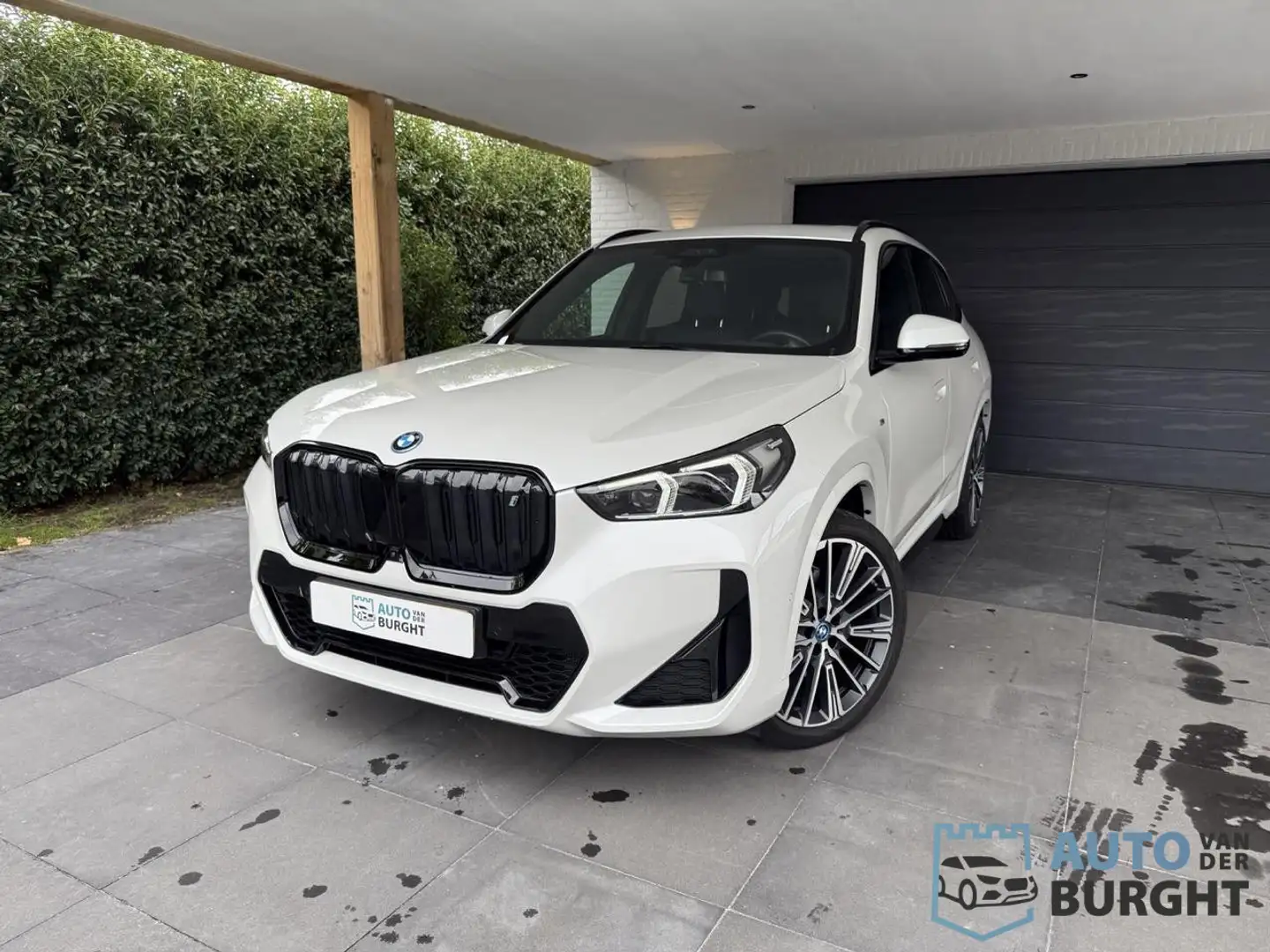 BMW iX1 xDrive30 67 kWh * M Sport * 20" Wit - 1