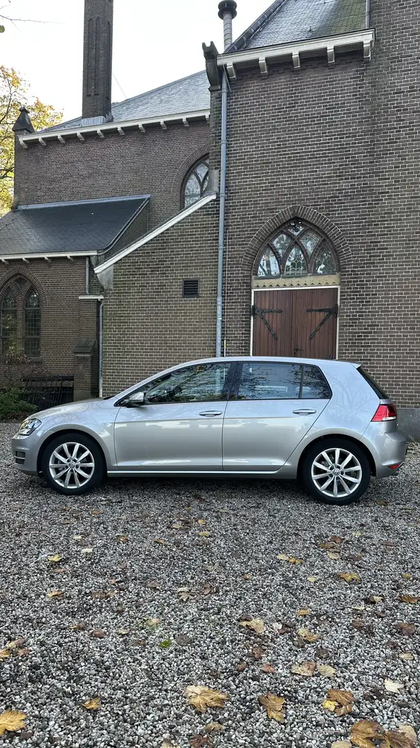 Volkswagen Golf Volkswagen Golf 7 1.2 TSI 105PK Dealer Onderhouden Grijs - 2