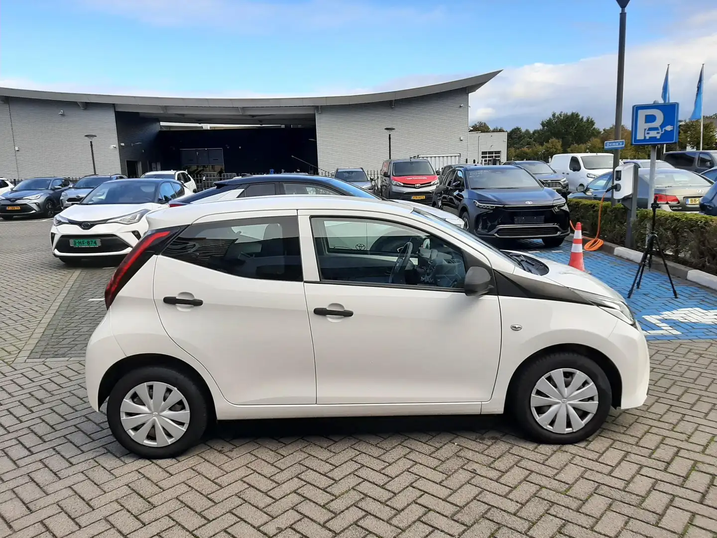 Toyota Aygo X X-FUN 5-DEURS HANDSFREE AIRCO BLUETOOTH NL-AUTO Blanc - 2