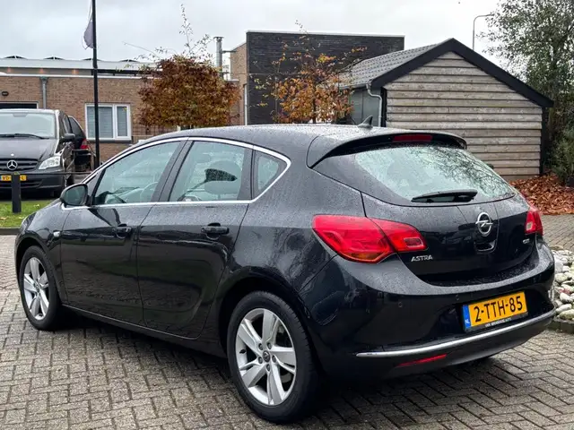 Opel Astra view 7