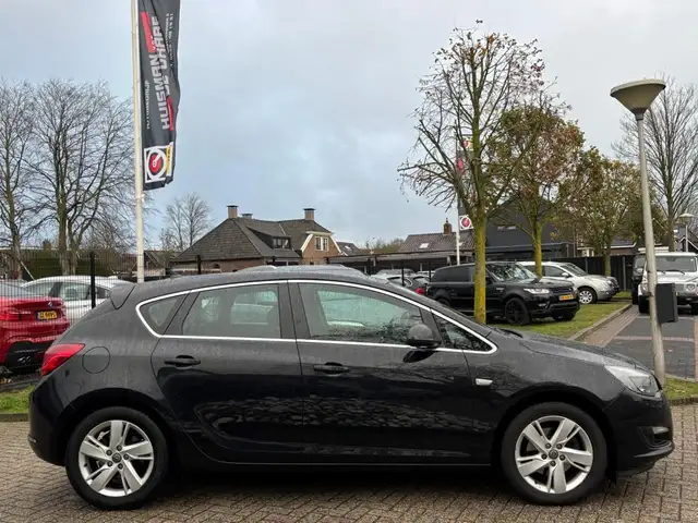Opel Astra view 4