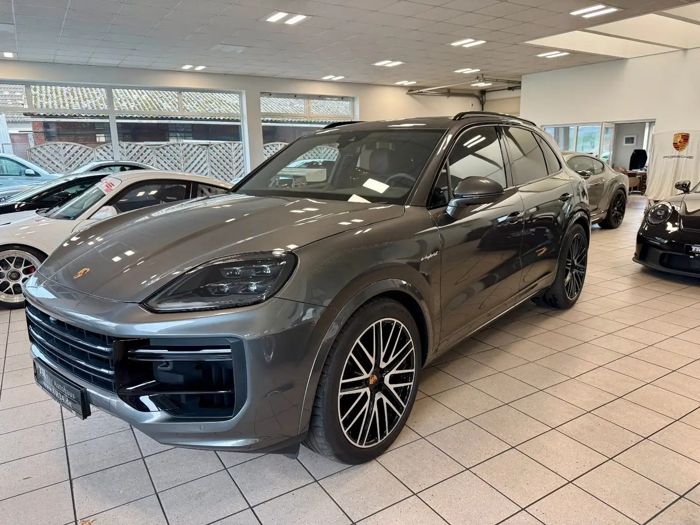 Porsche Cayenne Turbo E-Hybrid PCCB/Panorama/PDCC Grau - 2