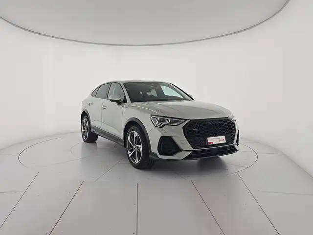 Audi Q3 view 6