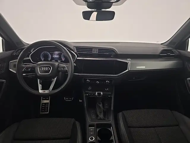 Audi Q3 view 11