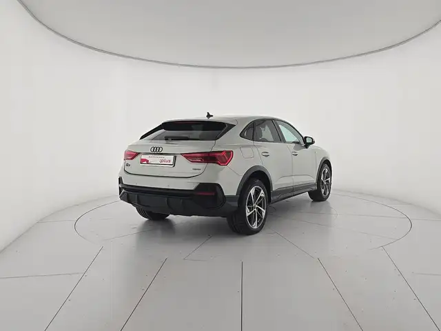 Audi Q3 view 5