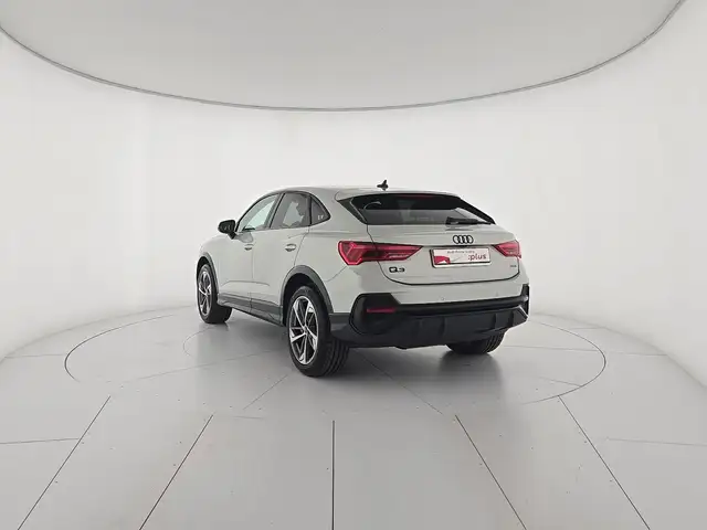 Audi Q3 view 3