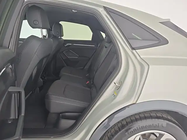 Audi Q3 view 10