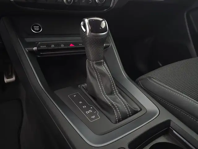 Audi Q3 view 12