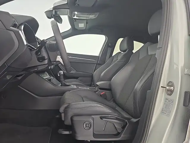 Audi Q3 view 9