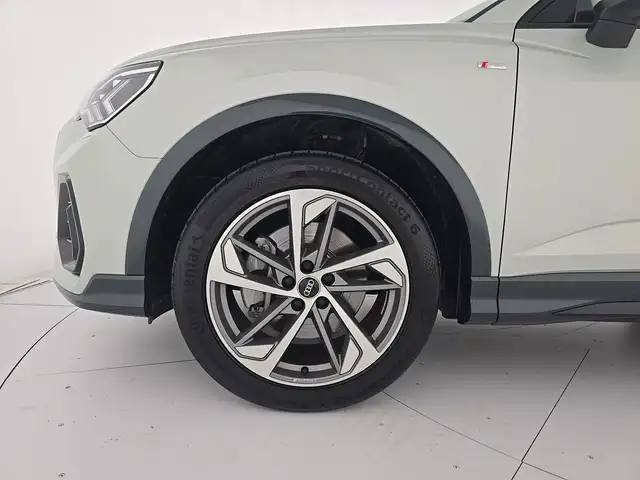 Audi Q3 view 8