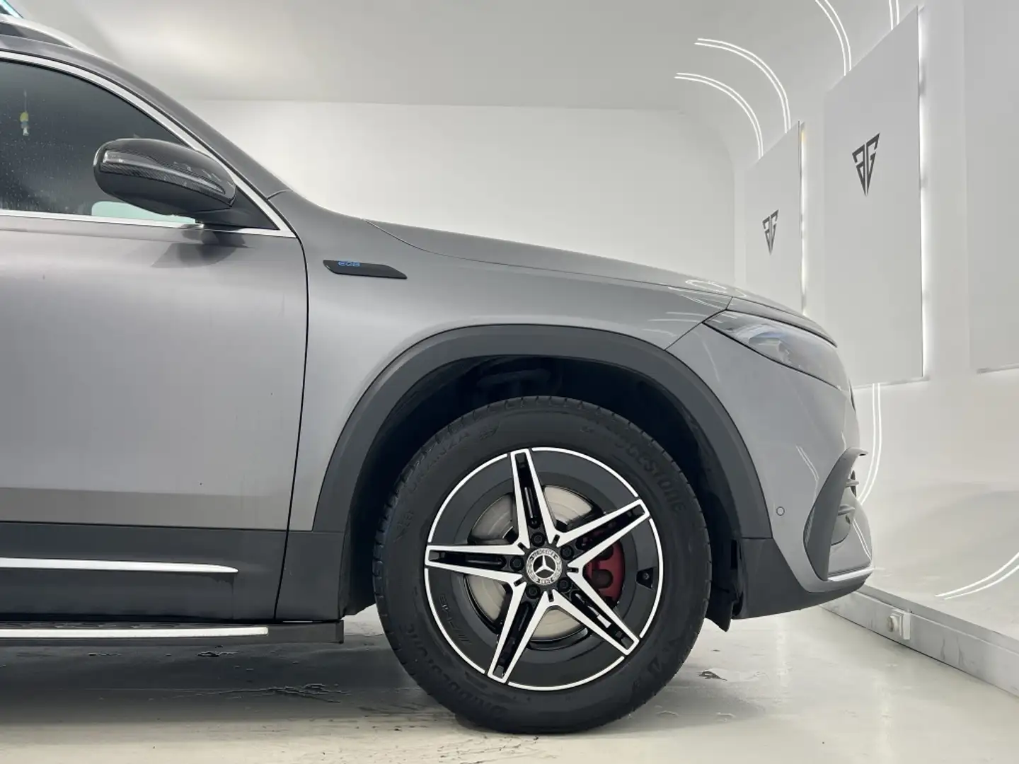 Mercedes-Benz EQB 300 4Matic Gris - 2