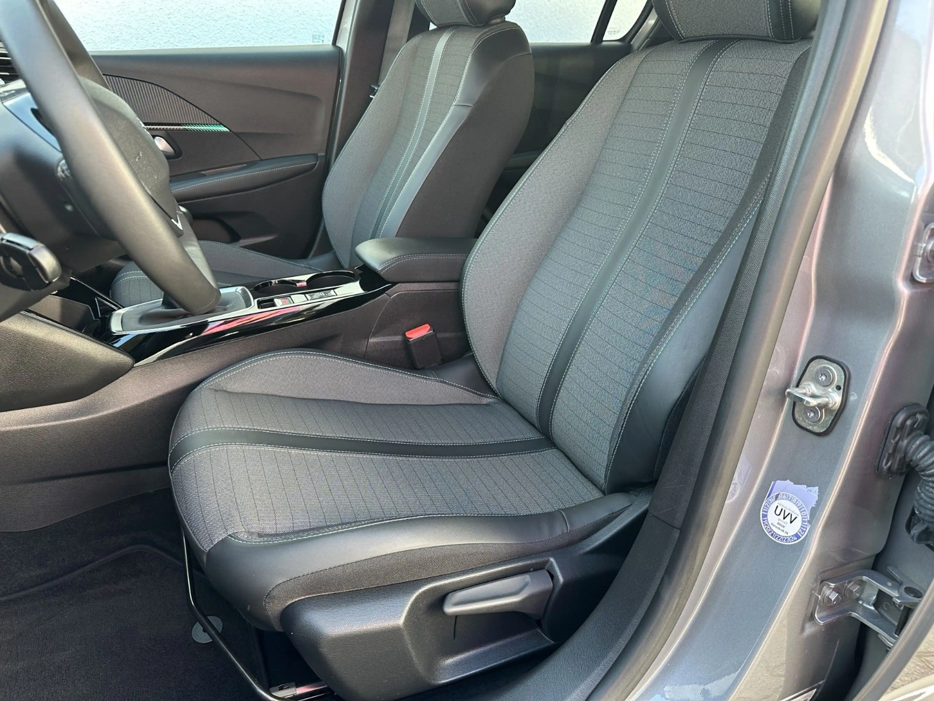 Peugeot 208 Allure 1,5 HDi E6D LED Navi Shzg Tempo PDC — photo 4