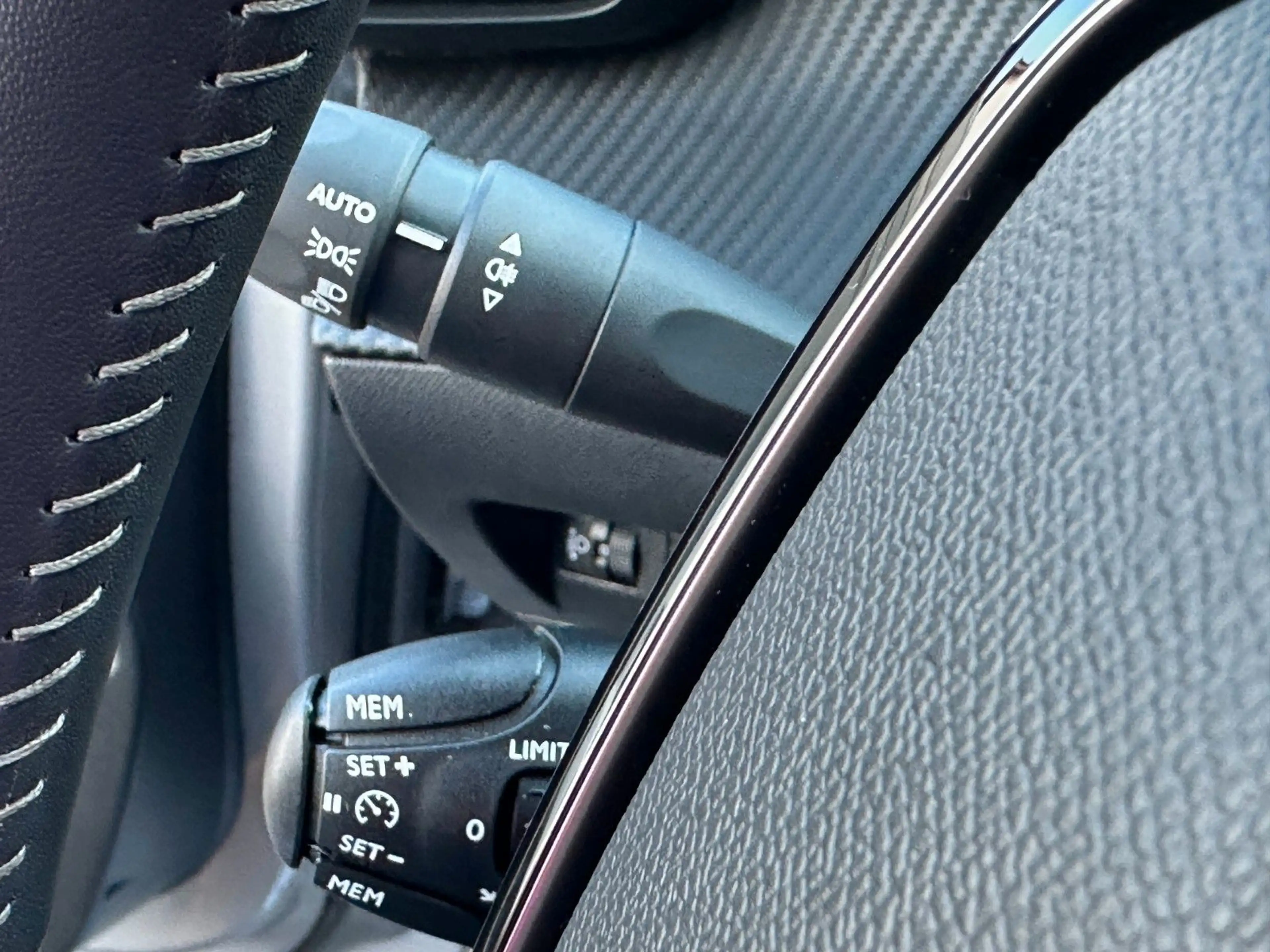 Peugeot 208 Allure 1,5 HDi E6D LED Navi Shzg Tempo PDC — photo 6