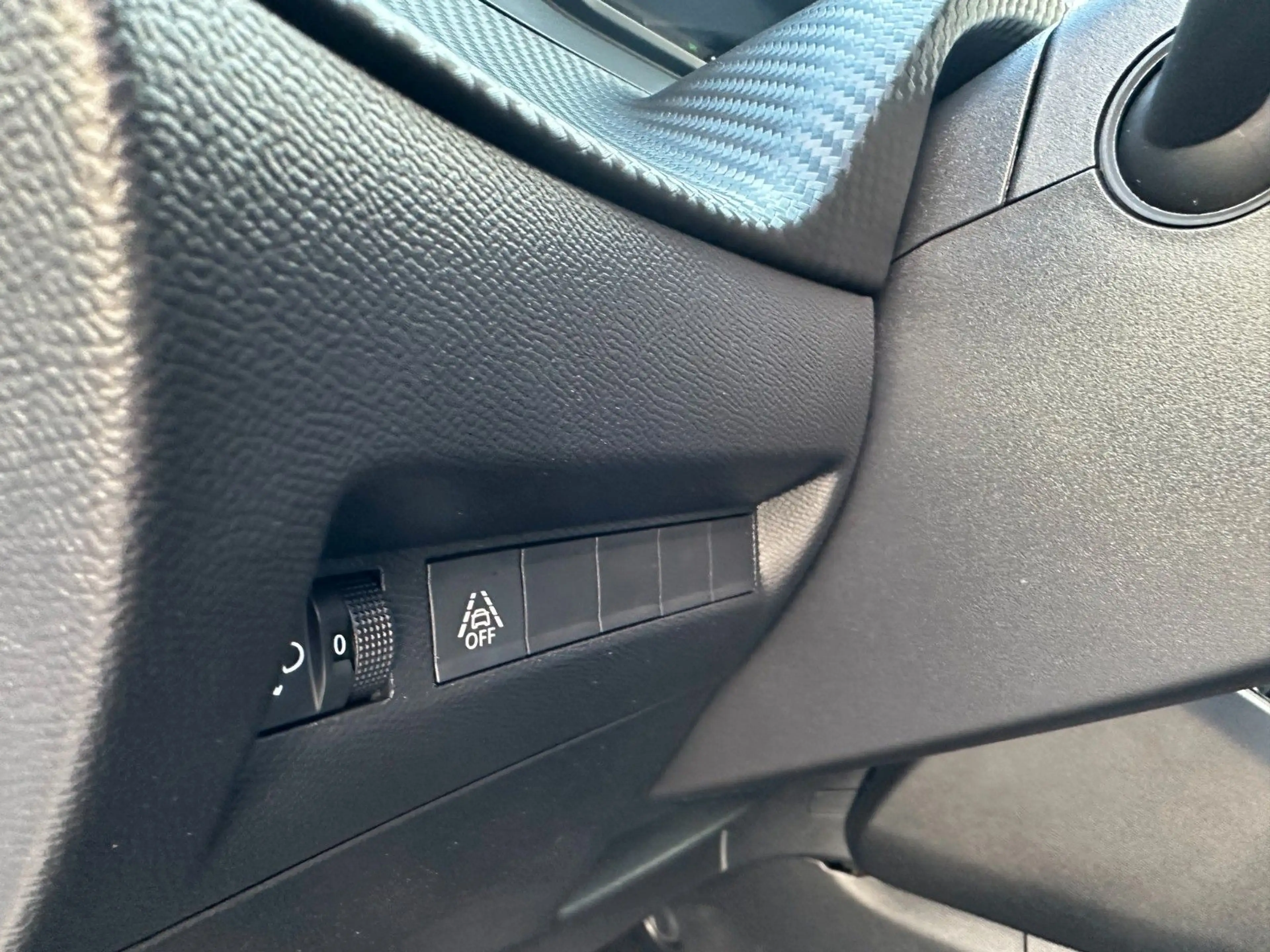Peugeot 208 Allure 1,5 HDi E6D LED Navi Shzg Tempo PDC — photo 9