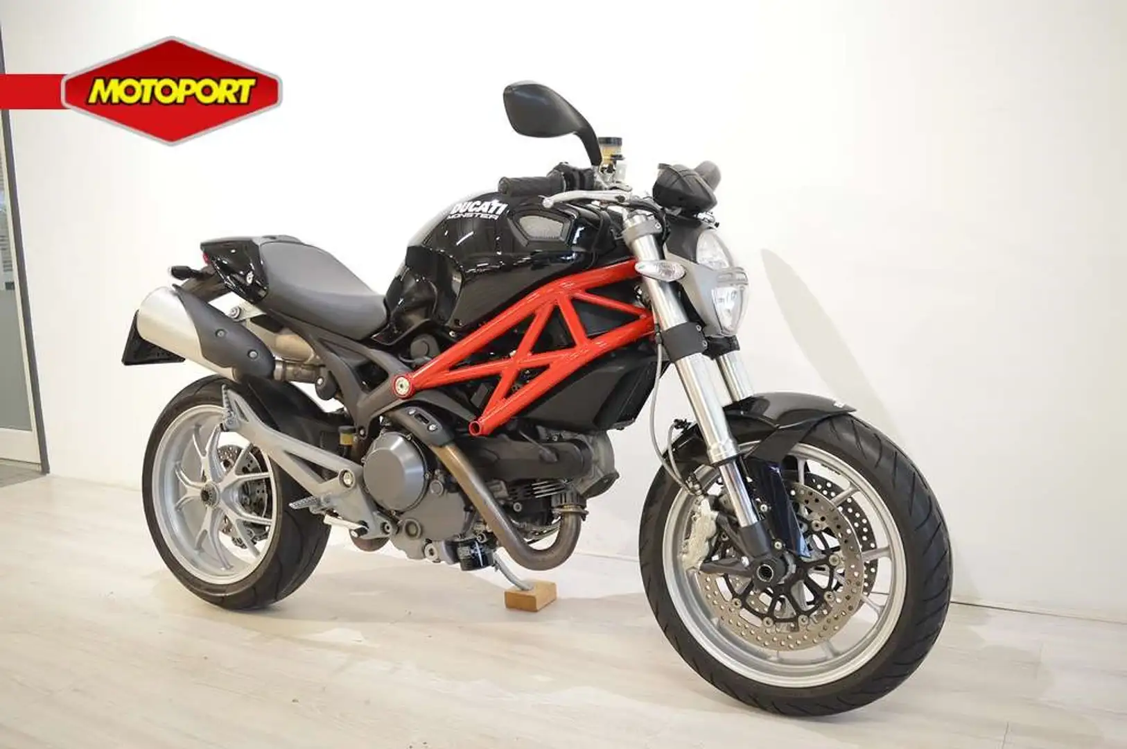 Ducati Monster 1100 Piros - 2