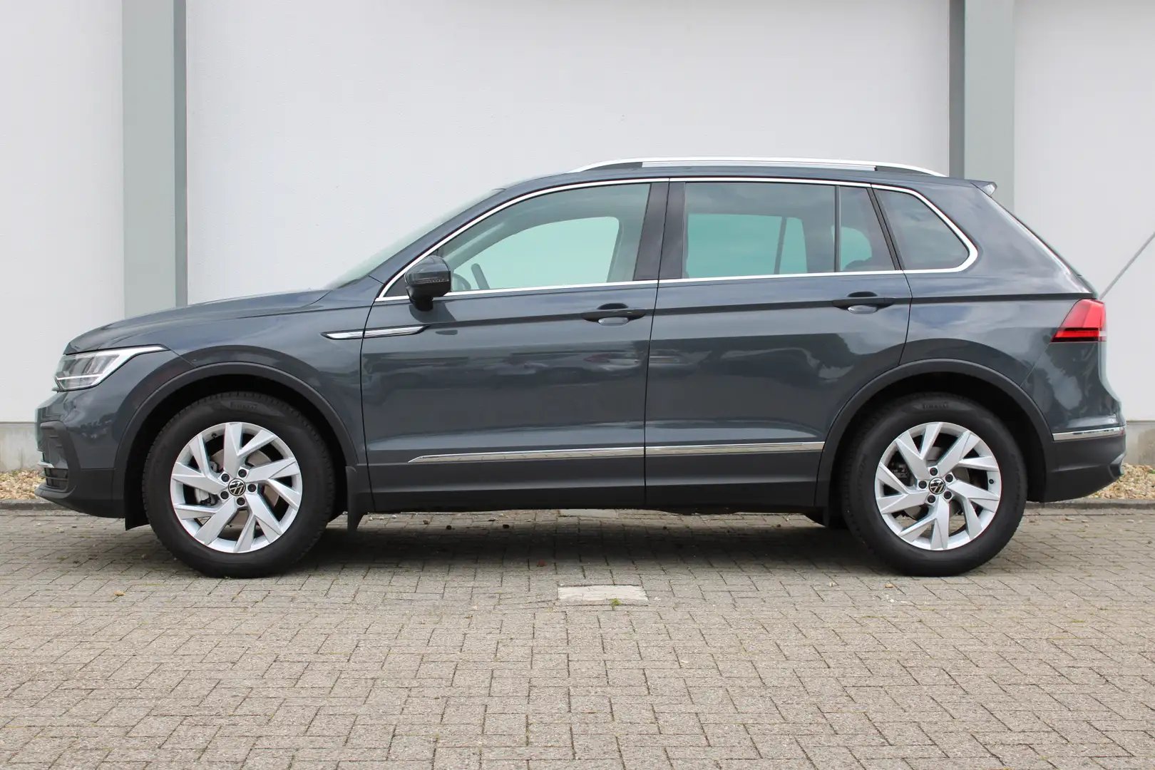 Volkswagen Tiguan 1.5 eTSI Life Edition | Achteruitrijcamera | Apple Grijs - 2