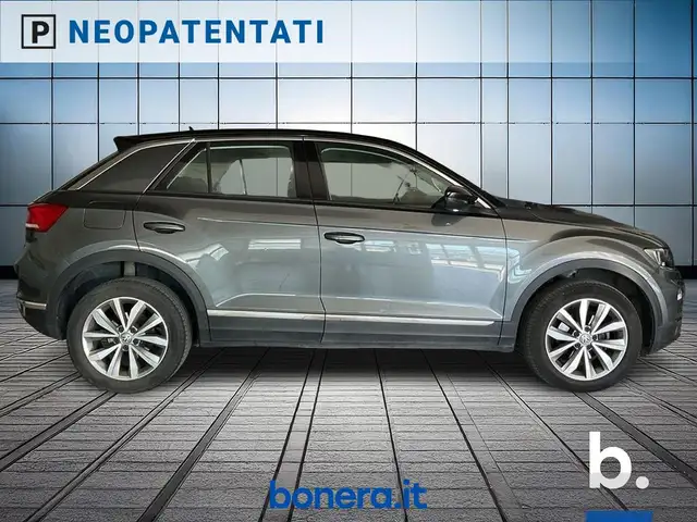 Volkswagen T-Roc view 4