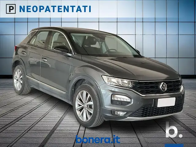 Volkswagen T-Roc view 3