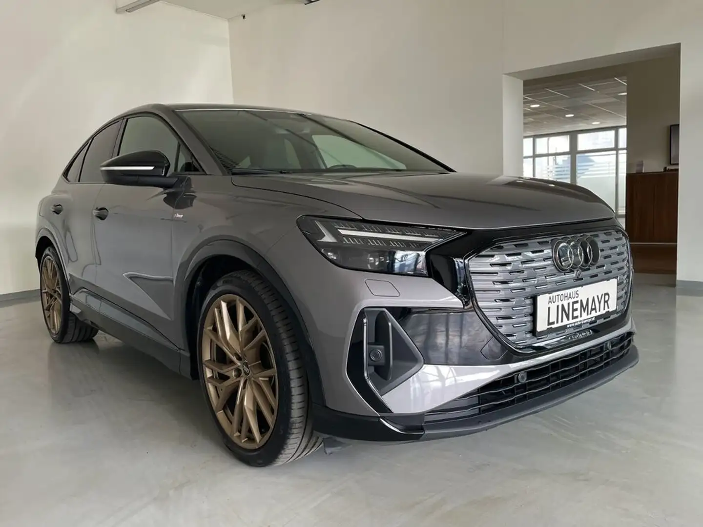 Audi Q4 e-tron Q4 40 e-tron S-line, AHK Edition One Paket Grau - 2