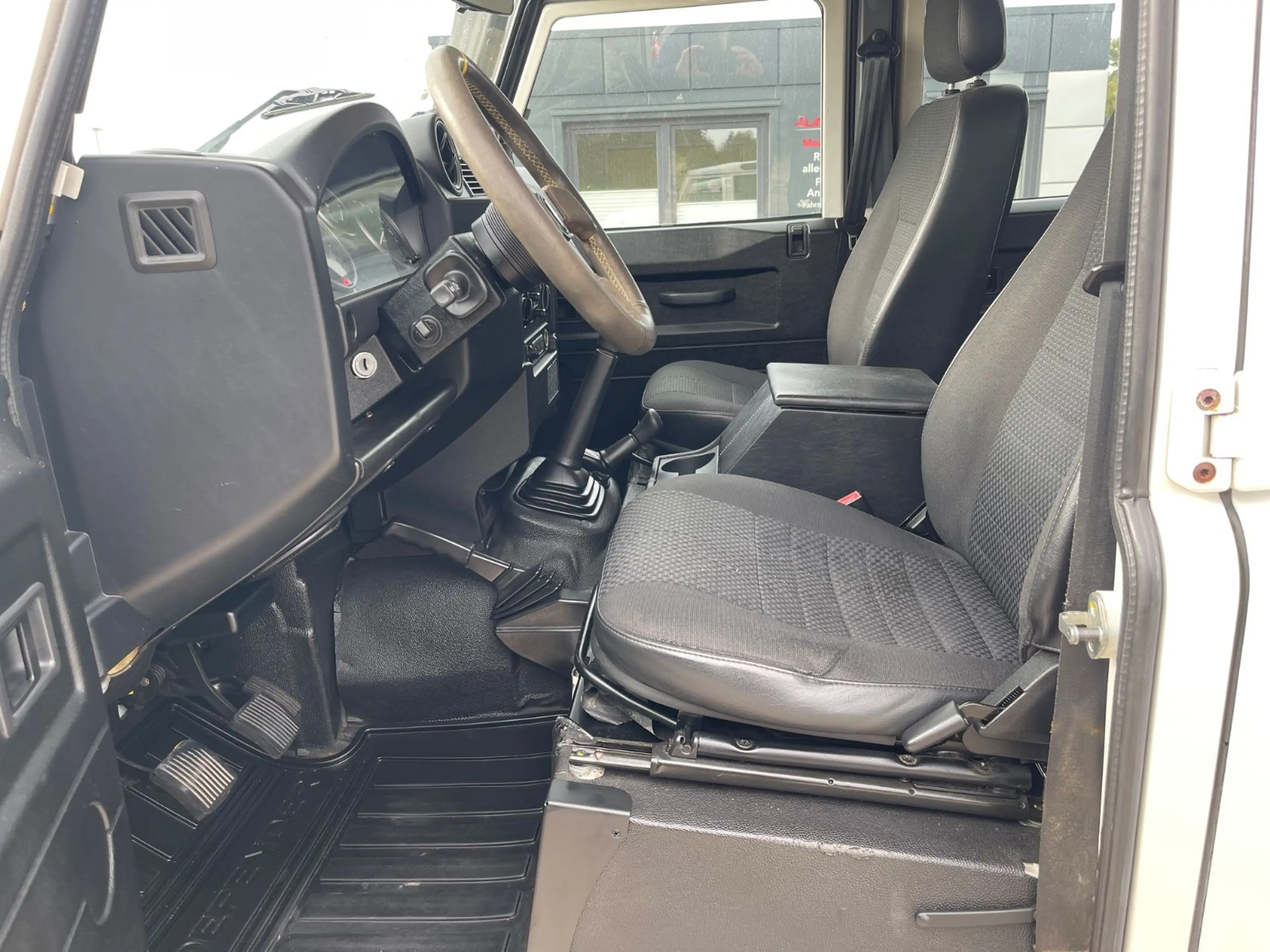 Land Rover Defender 110 2.4 Td4 2HD Klima 7-Sitzer — photo 10