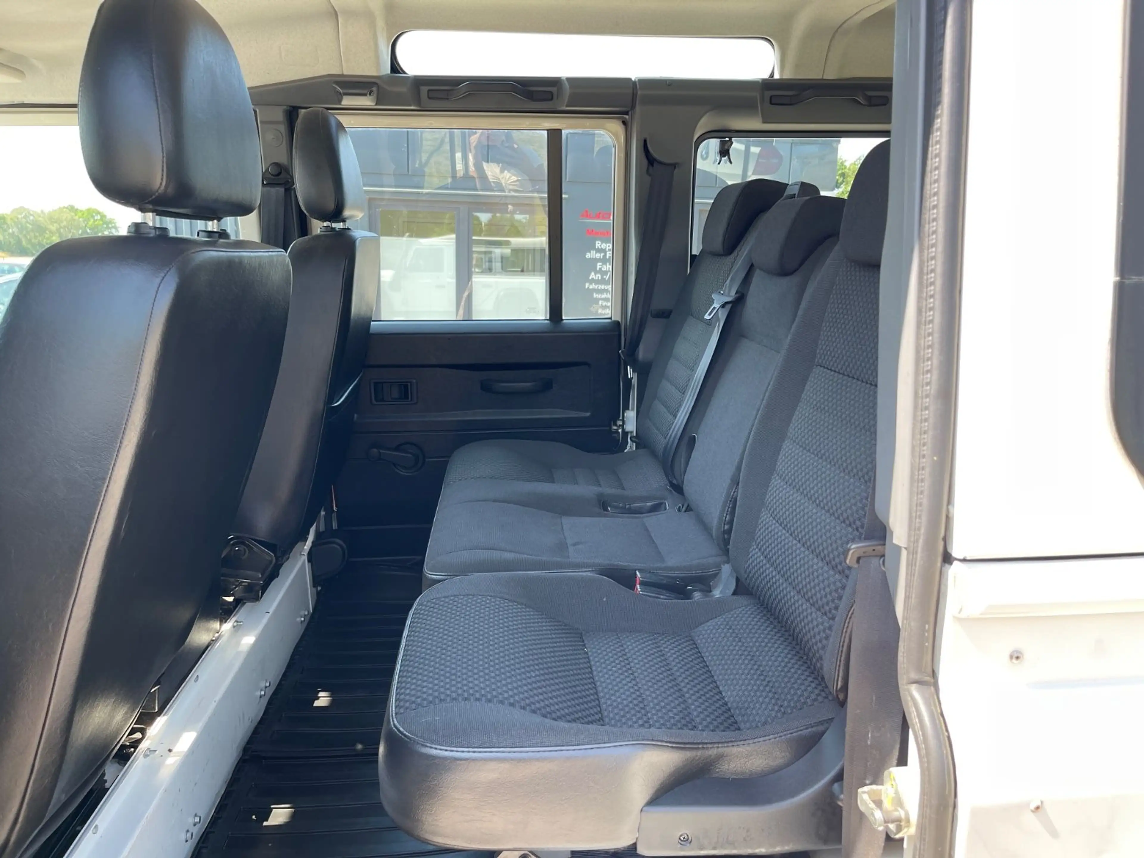 Land Rover Defender 110 2.4 Td4 2HD Klima 7-Sitzer — photo 13