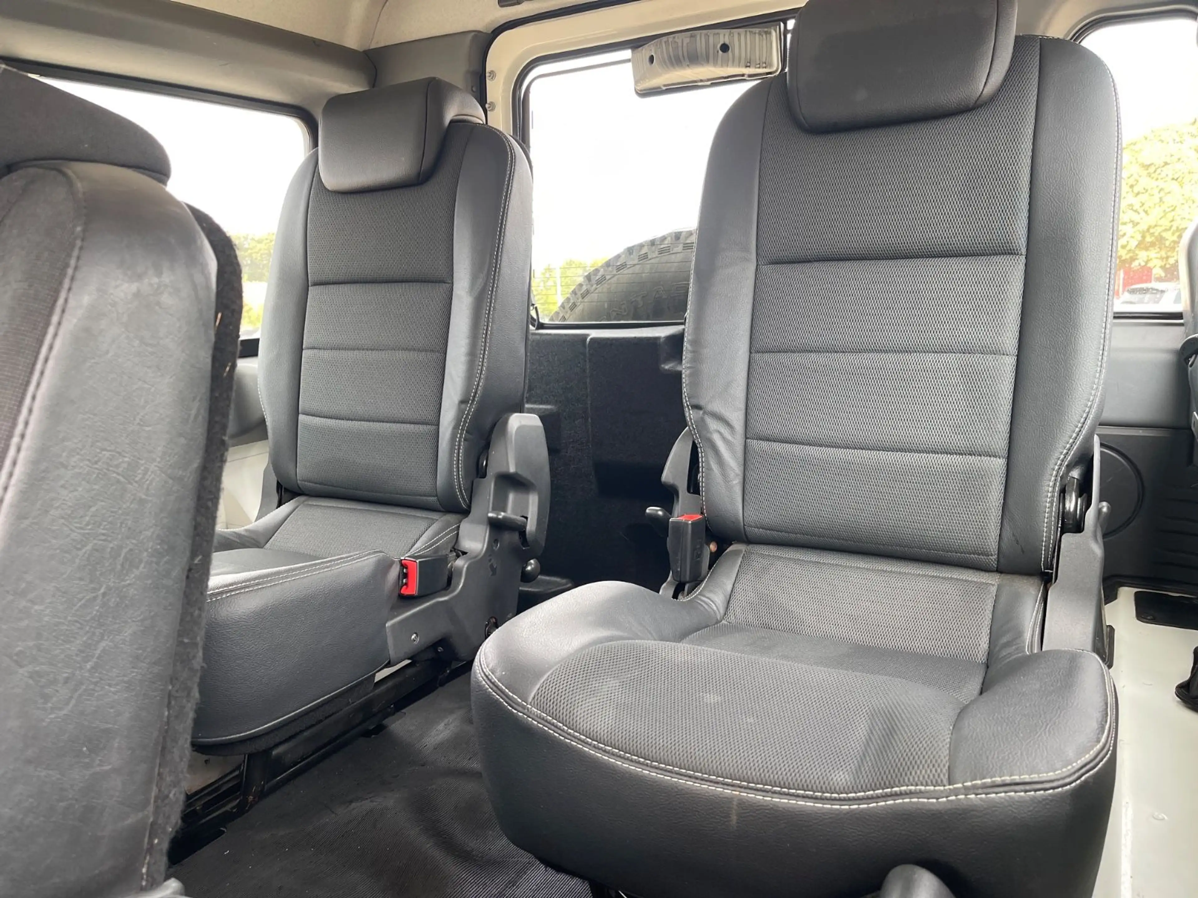 Land Rover Defender 110 2.4 Td4 2HD Klima 7-Sitzer — photo 14