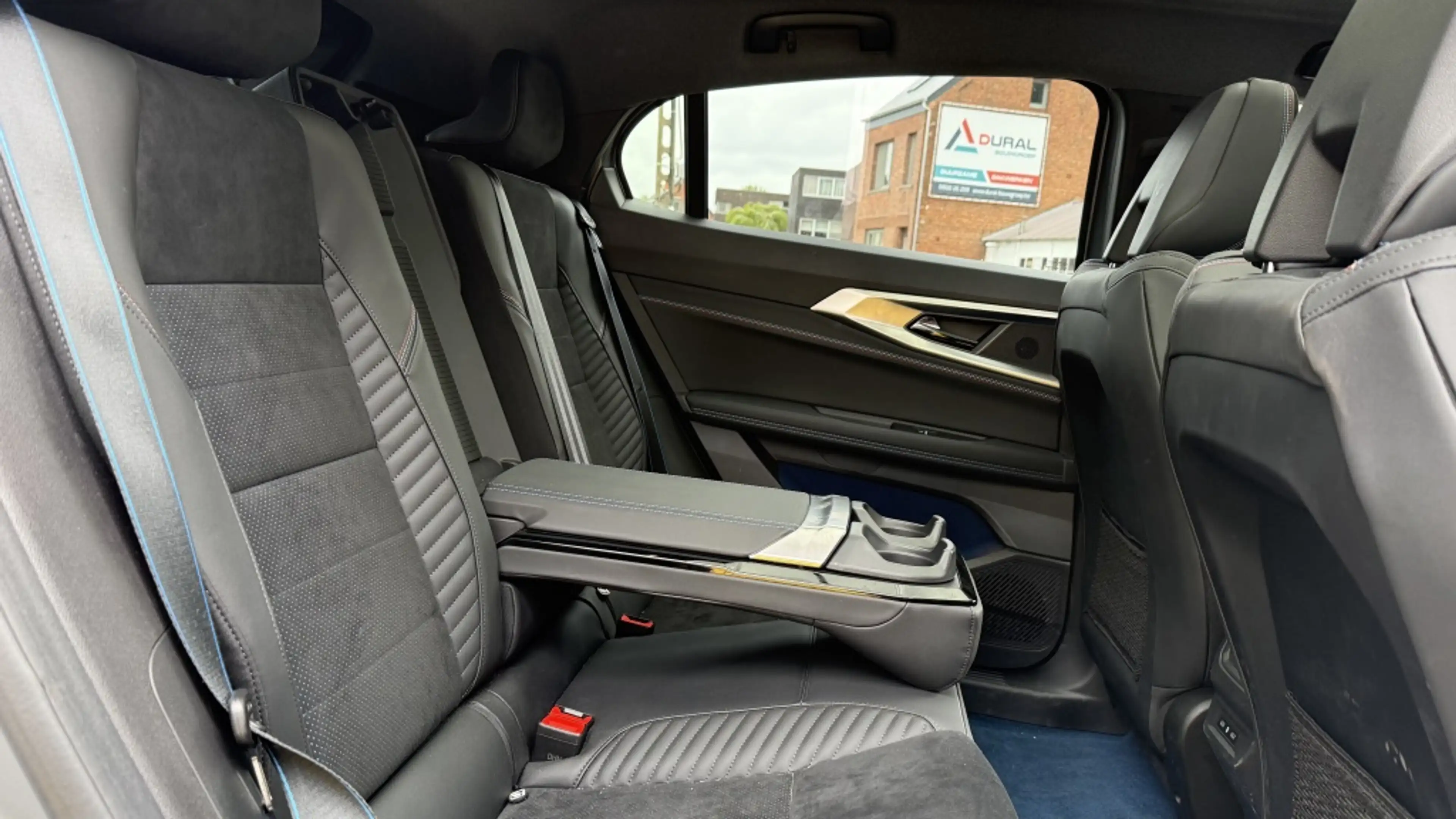 Renault Rafale 300 E-Tech Plug-in Hybrid 4x4 Atelier Alpine — photo 9