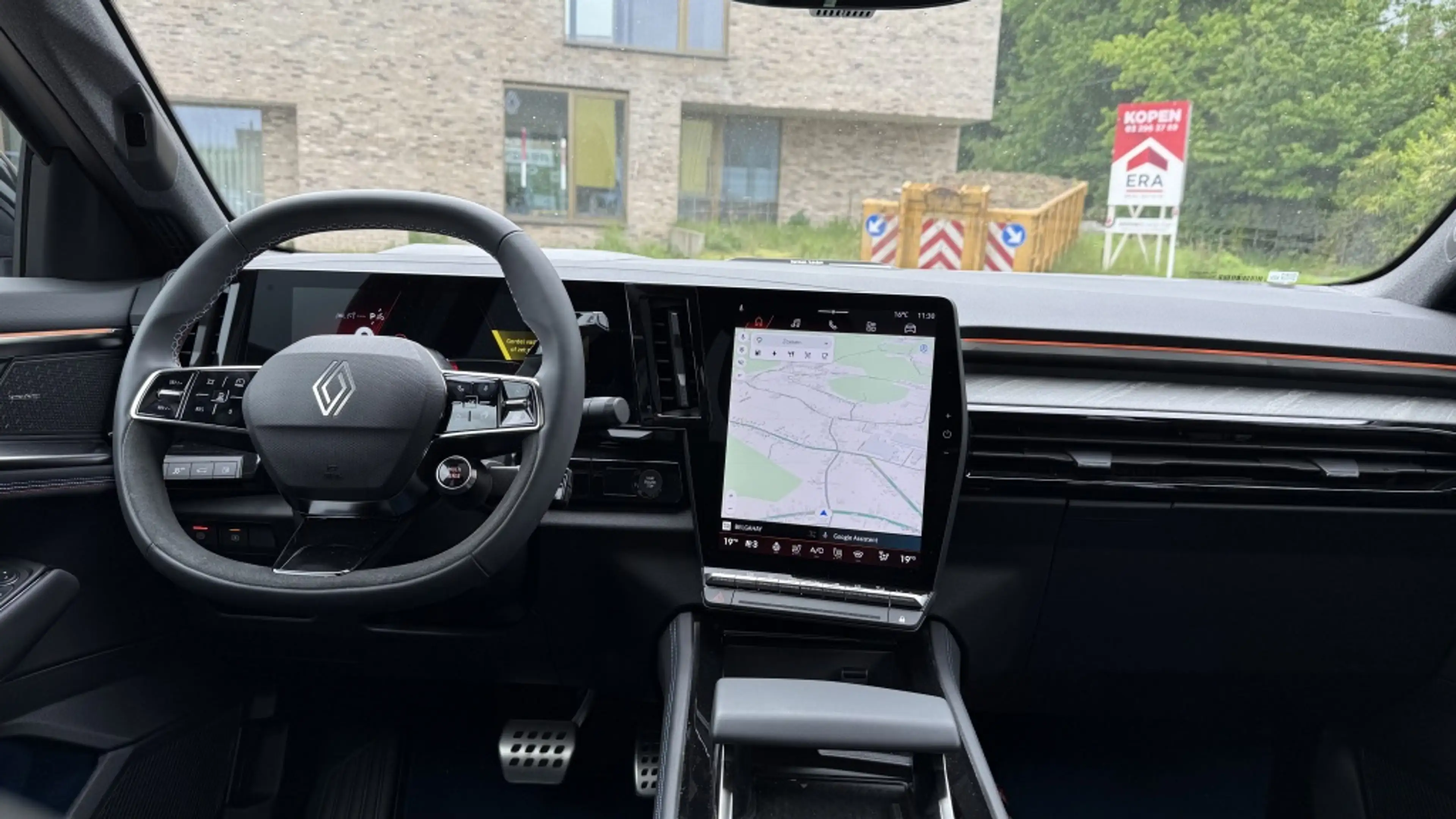 Renault Rafale 300 E-Tech Plug-in Hybrid 4x4 Atelier Alpine — photo 12