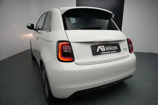 Fiat 500E view 10