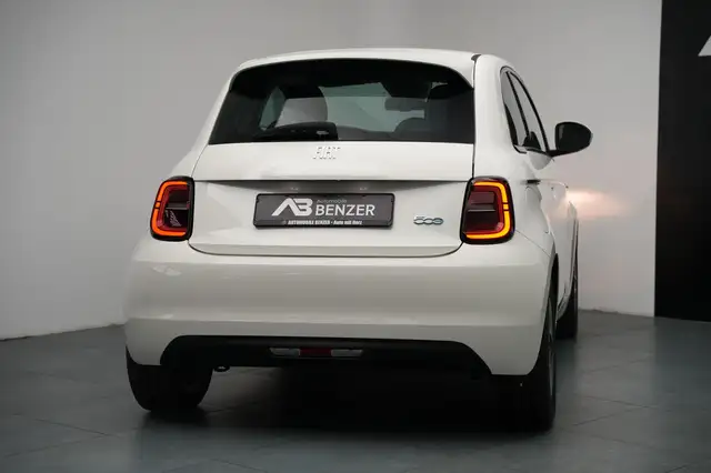 Fiat 500E view 9