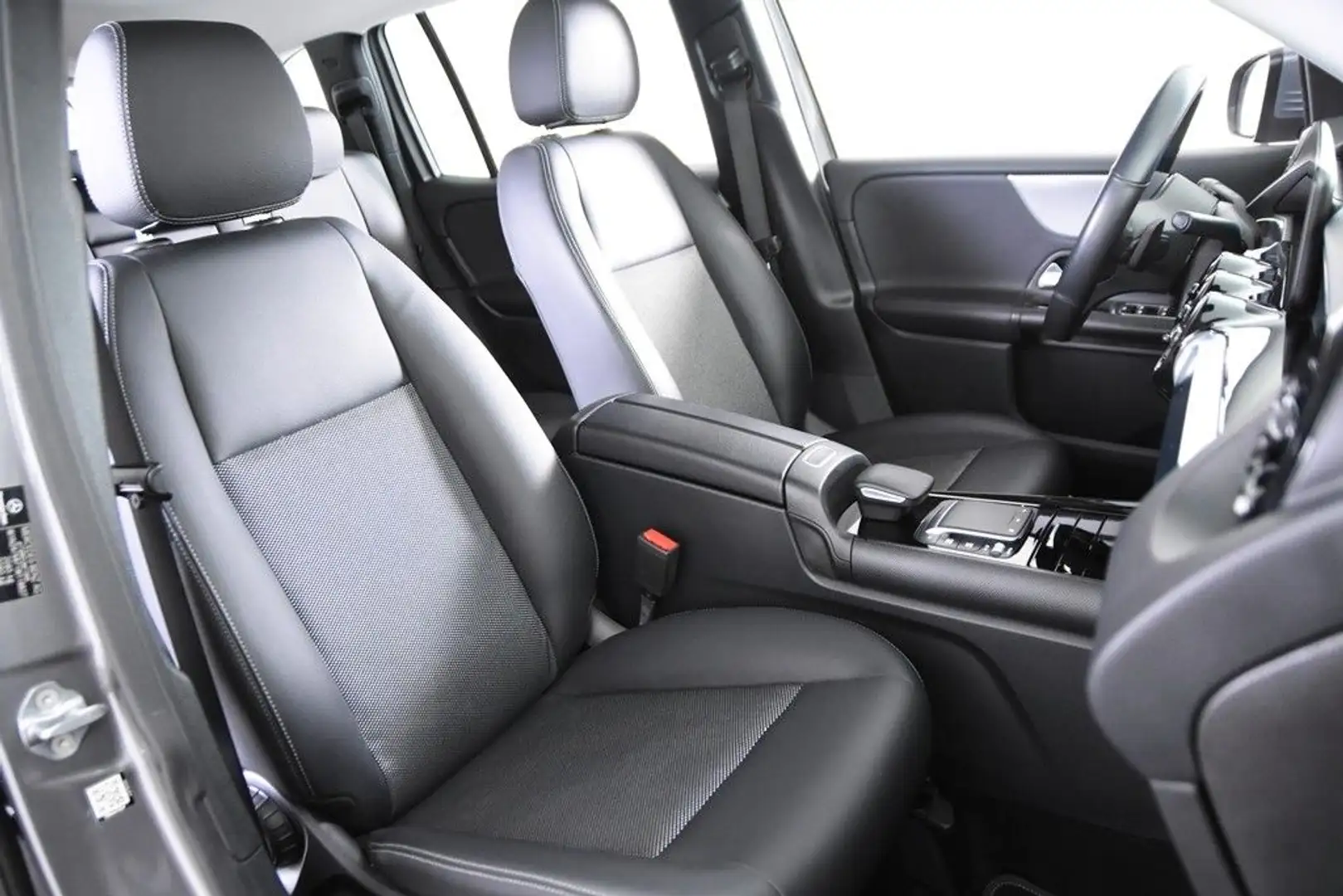 Mercedes-Benz GLB 200 *1.Hand*Navi*T.Leder*SHZ*Park ass.* Gris - 2