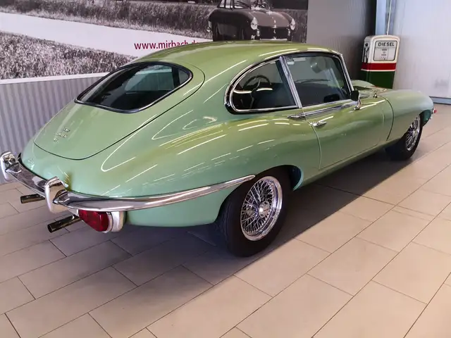 Jaguar E Type view 7