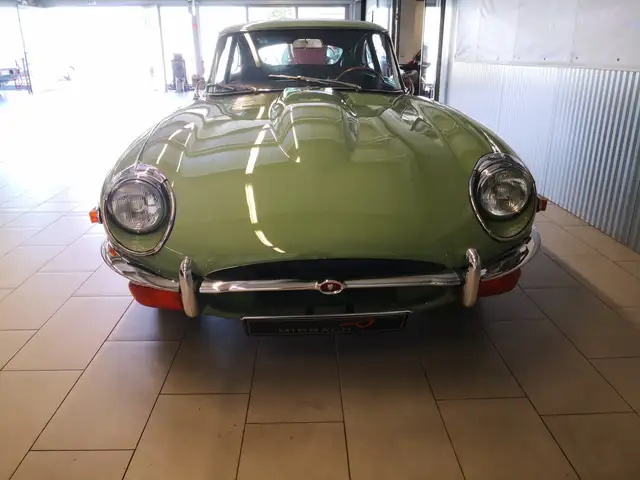 Jaguar E Type view 4