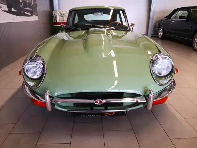 Jaguar E Type view 3